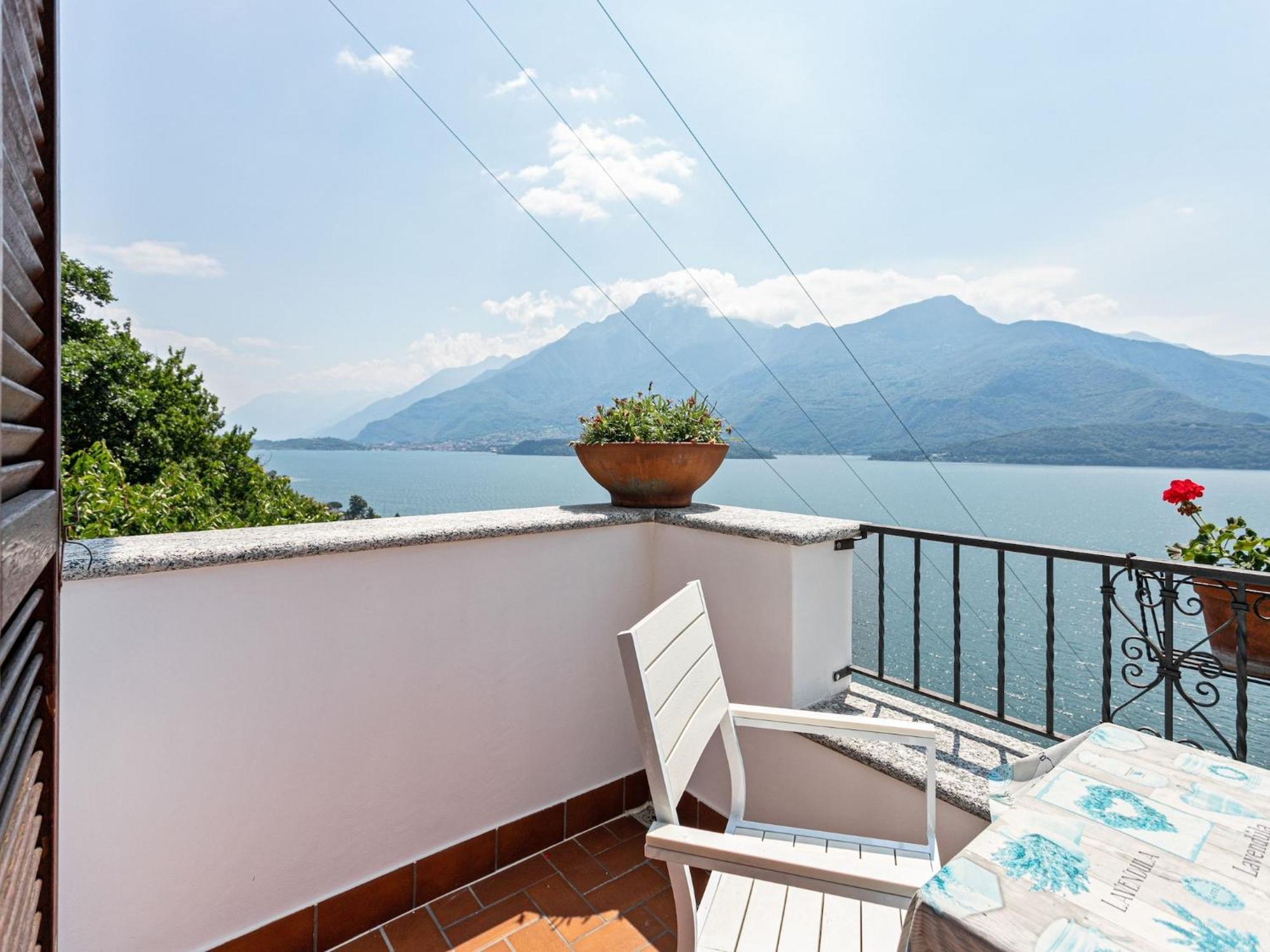 Wonderful Flat With Swimming Pool Lift And Garden Apartment Gravedona Exterior foto